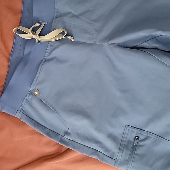 Figs Set Catarina One-Pocket Scrub Top / Zamora Jogger Scrub Pants - Picture 11 of 13